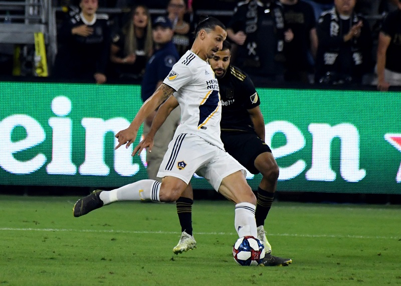 Slavný švédský fotbalista Zlatan Ibrahimovic by se mohl stát spoluhráčem českého reprezentanta Ladislav Krejčího v Boloni.