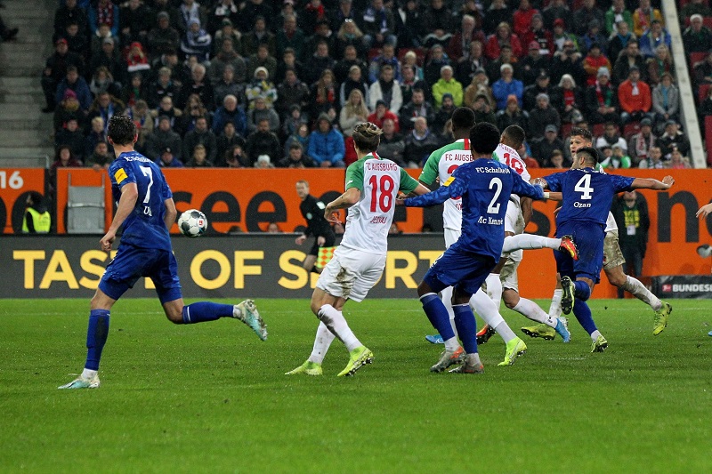 Fotbalisté Schalke otočili zápas 10. kola bundesligy na hřišti Augsburgu.