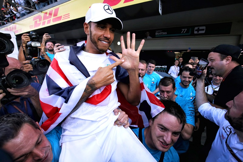 Lewis Hamilton pošesté slaví titul mistra světa.