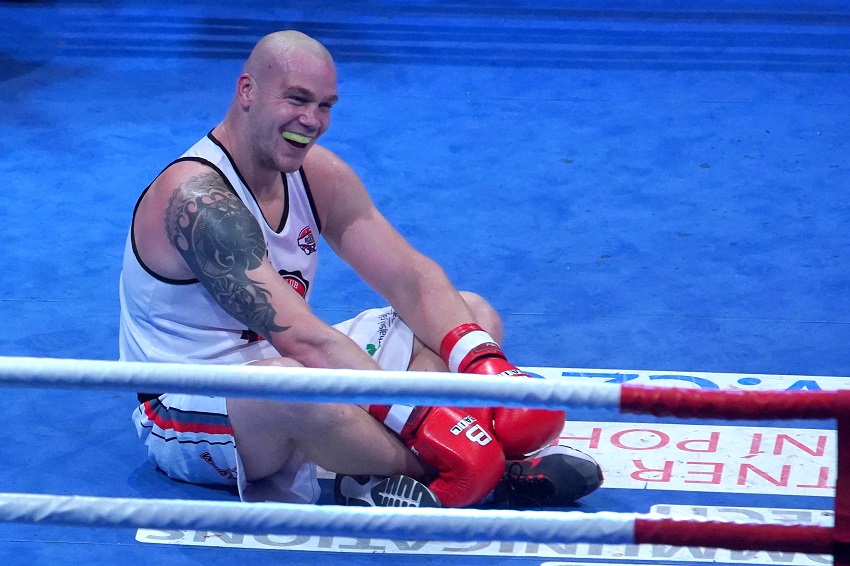 Ondřej Pála je poprvé mistrem ČR v amatérském boxu, když ve finále porazil v supertíze ve druhém kole Dominika Musila.