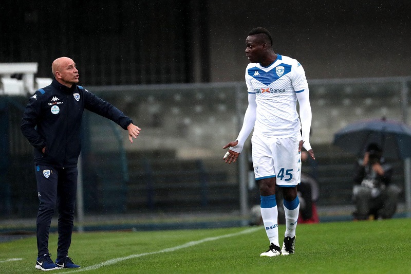Trenér Eugenio Corini a fotbalista Mario Balotelli.