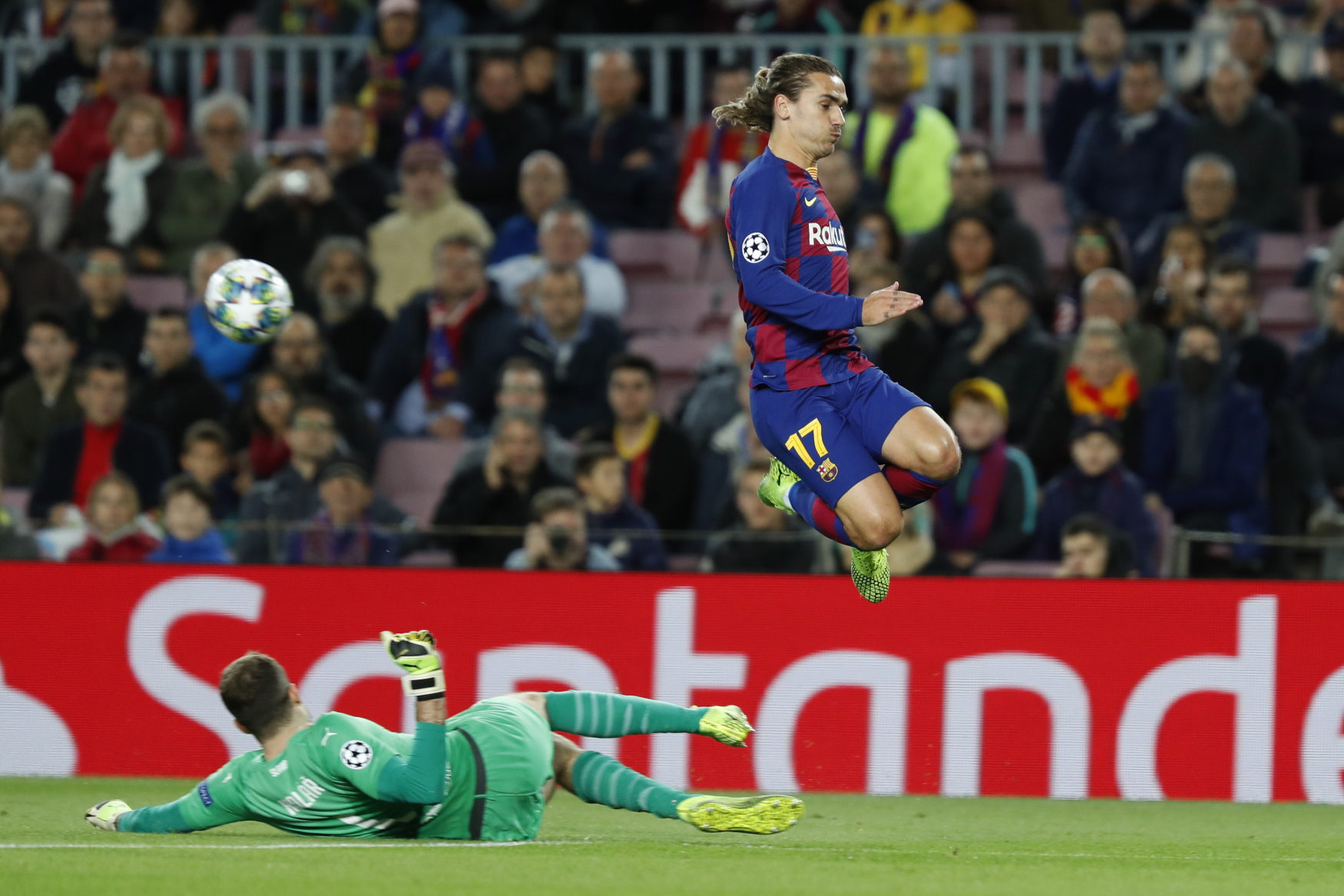 Ondřej Kolář zasahuje proti barcelonskému Griezmannovi.