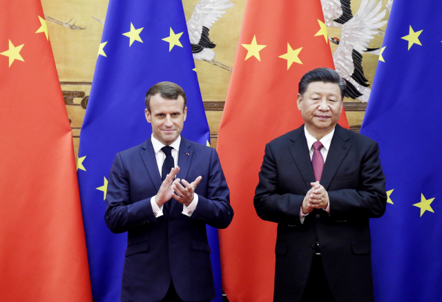 Francouzský prezident Emmanuel Macron a jeho čínský protějšek Si Ťin-pching.
