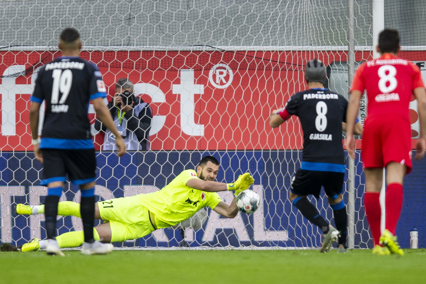 Tomáš Koubek chytá penaltu.