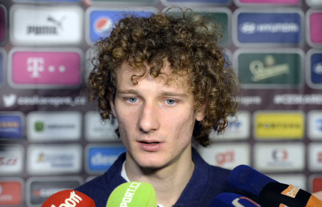 Záložník Alex Král.
