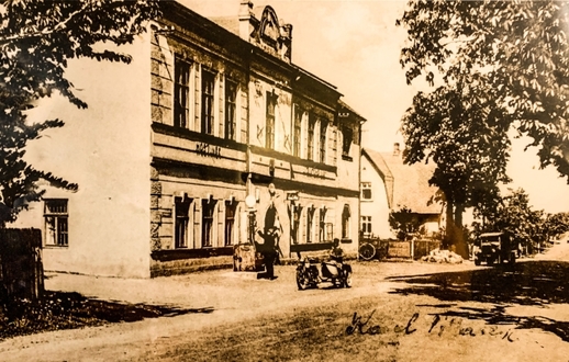 Historická fotografie restaurace U Zlatého Lva.