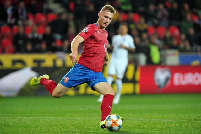 Obránce Jakub Brabec proti Anglii.