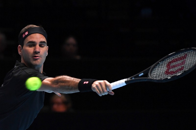 Federer díky výhře nad nováčkem drží naději, Djokovič válí.