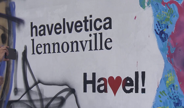Třicáté výročí svobody připomíná Lennonova zeď.