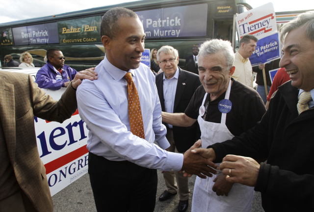 Deval Patrick (uprostřed). 