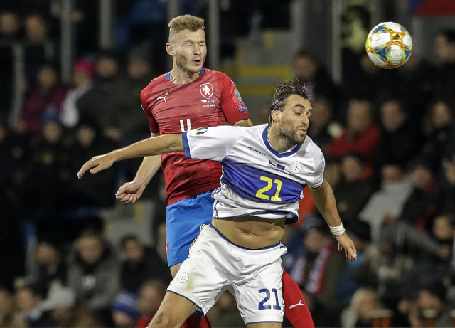 Jakub Brabec (v červeném) v souboji s Nuhiuem z Kosova.
