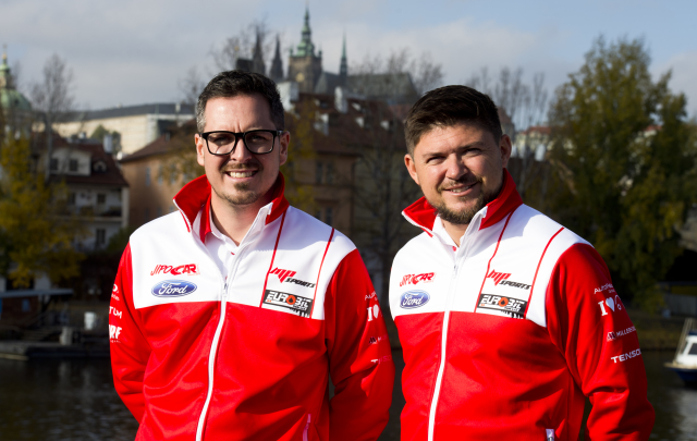 Automobilový jezdec Martin Prokop (vpravo) a jeho navigátor Viktor Chytka.