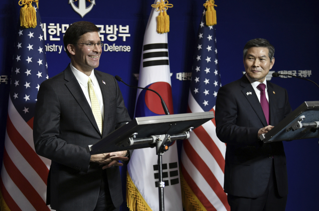 Americký ministr obrany Mark Esper a jihokorejský ministr obrany Jeong Kyeong-doo.