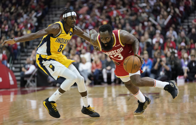 James Harden (vpravo) při utkání proti Indianě.