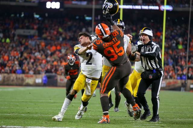 Myles Garrett při incidentu s Masonem Rudolphem.