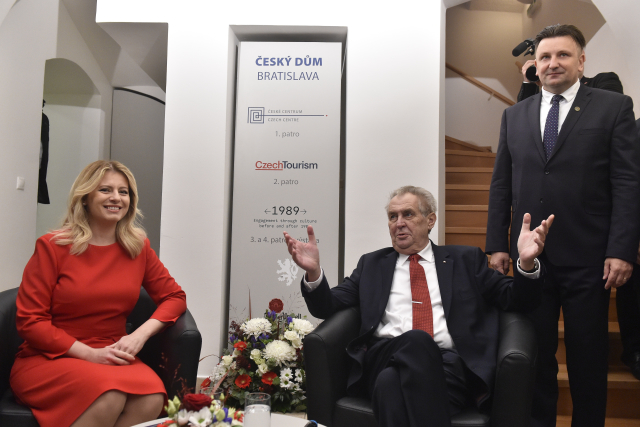 Miloš Zeman se Zuzanou Čaputovou otevřeli Český dům.