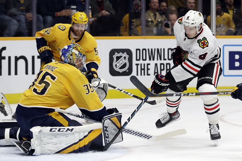 Čeští útočníci Dominik Kubalík a David Kämpf pomohli v sobotním programu NHL gólem Chicagu k vysoké výhře na ledě Nashvillu 7:2. 