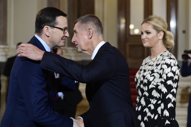 Premiér Andrej Babiš v doprovodu manželky vítá polského premiéra Mateusze Morawieckého.