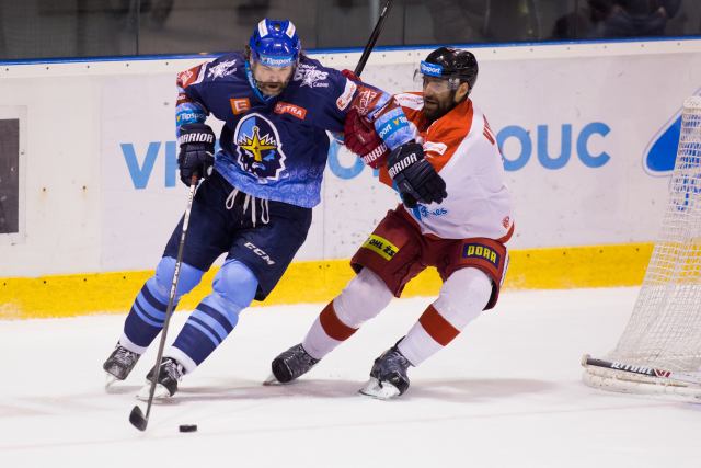 Zleva Jaromír Jágr z Kladna a Martin Vyrůbalík z Olomouce.