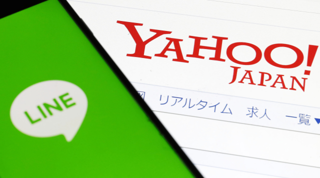 Internetové firmy Line a Yahoo Japan.