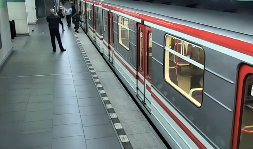 Agresivní útok sprejerů na pražské metro.