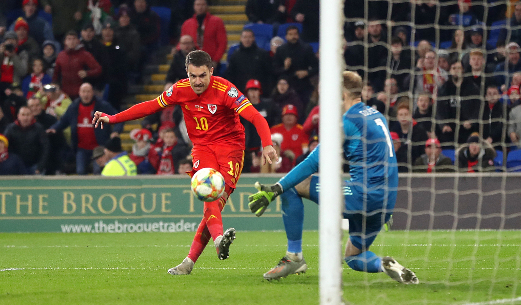 Aaron Ramsey dává gól v utkání s Maďarskem.