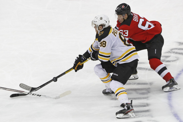 David Pastrnak z Boston Bruins (88) a Jesper Bratt z New Jersey Devils (63). 