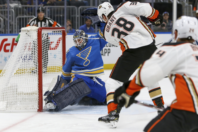 Derek Grant při utkání proti St. Louis Blues.