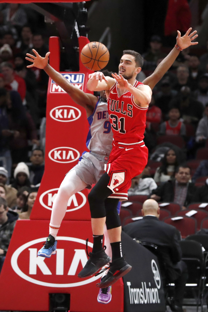 Tomáš Satoranský (v červeném dresu) a Langston Galloway (v bílem dresu).