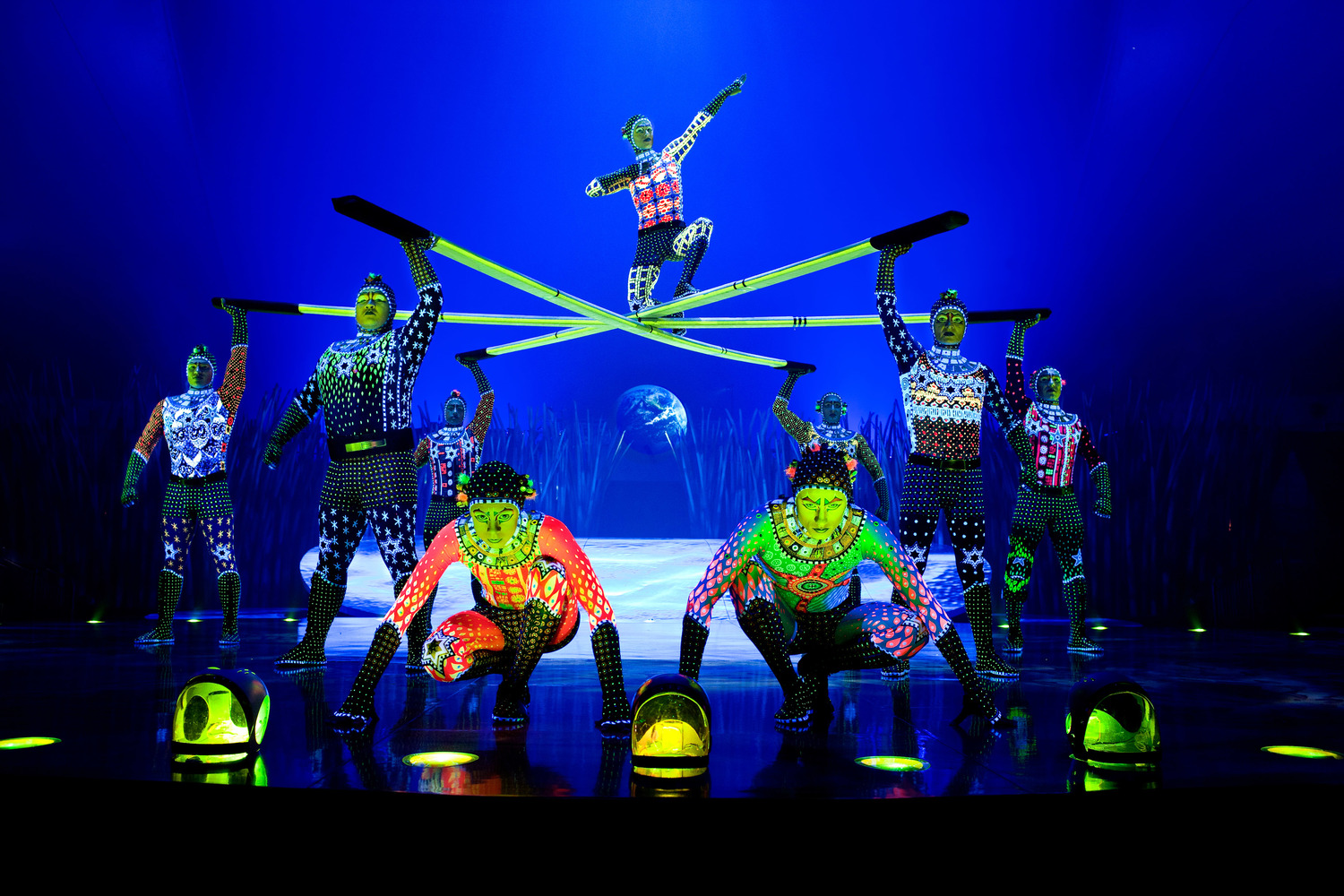 Cirque du Soleil se vrací do Prahy se svou kritiky oceňovanou show.