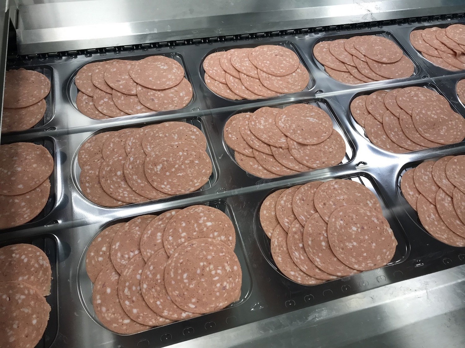Kostelecké uzeniny spustily nové krájecí centrum s nejmodernější technologií v Česku.