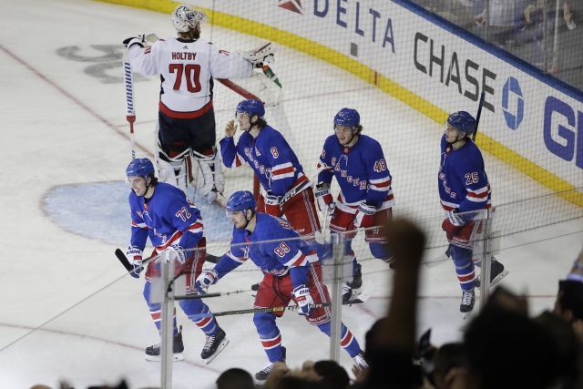 Otec po roce v Afgánistánu překvapil malého fanouška Rangers 