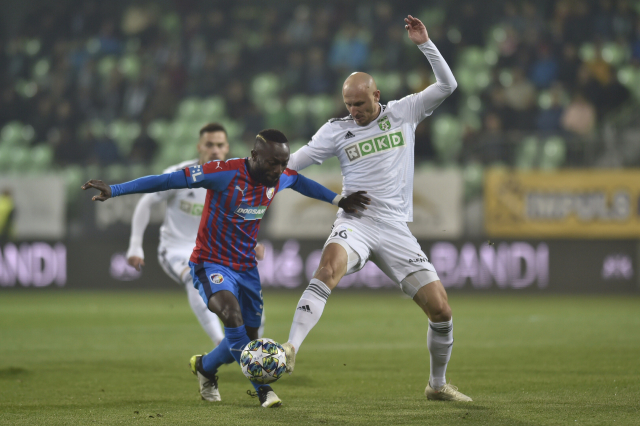 Zleva Joel Kayamba z Plzně a Marek Janečka z Karviné.