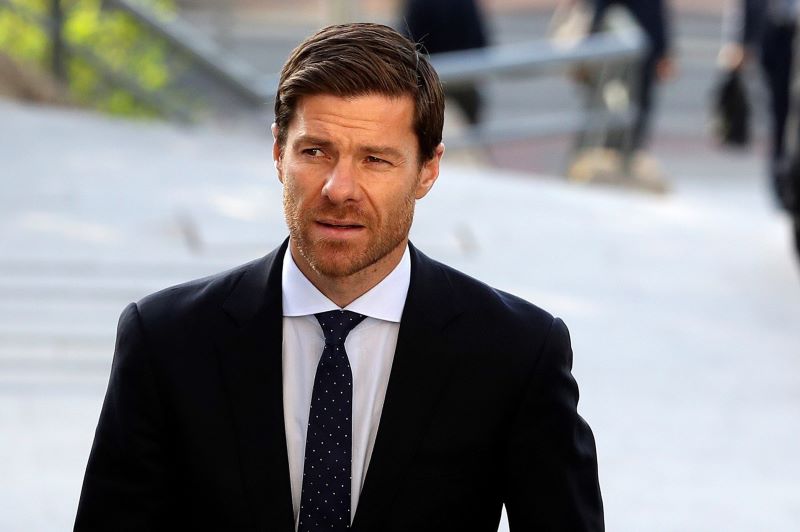 Xabi Alonso při odchodu ze soudní síně.