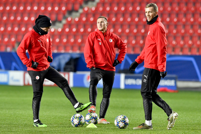 Zleva Vladimír Coufal, Jan Bořil a Tomáš Souček na tréninku Slavie před utkáním Ligy mistrů s Interem Milán.