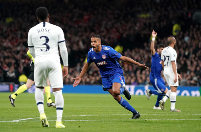 Youssef El Arabi oslavuje gól do sítě Tottenhamu.