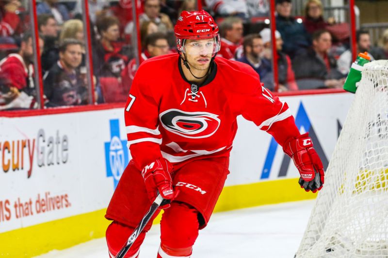 Český obránce Michal Jordán ještě v dresu Caroliny Hurricanes.