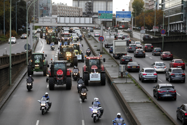 Dopravu v Paříži komplikují protestující zemědělci s traktory.