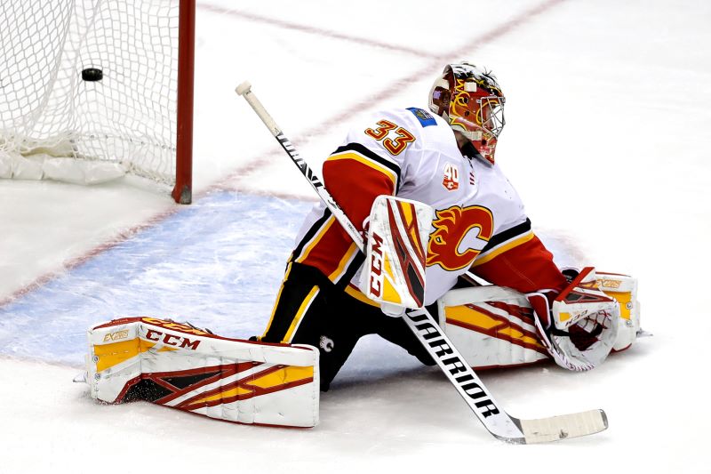 David Rittich v dresu Calgary.