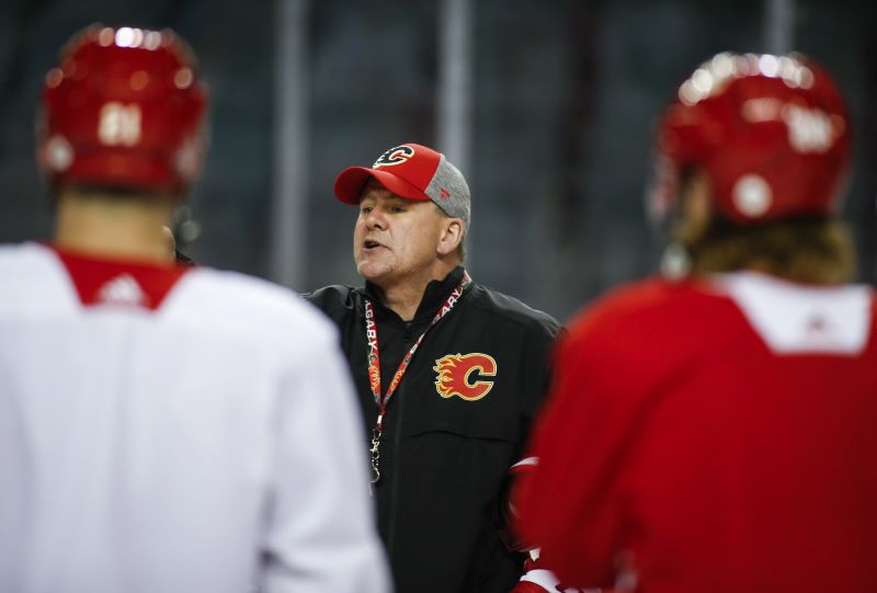 Trenér Calgary Flames Bill Peters.