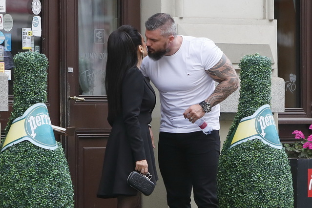 Radek svou milovanou polovičku zahrnuje pozornostmi. Radek svou milovanou polovičku zahrnuje pozornostmi.