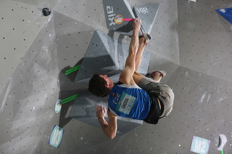 Lezec Adam Ondra postoupil v Toulouse z prvního místa do osmičlenného finále olympijské kvalifikace. 