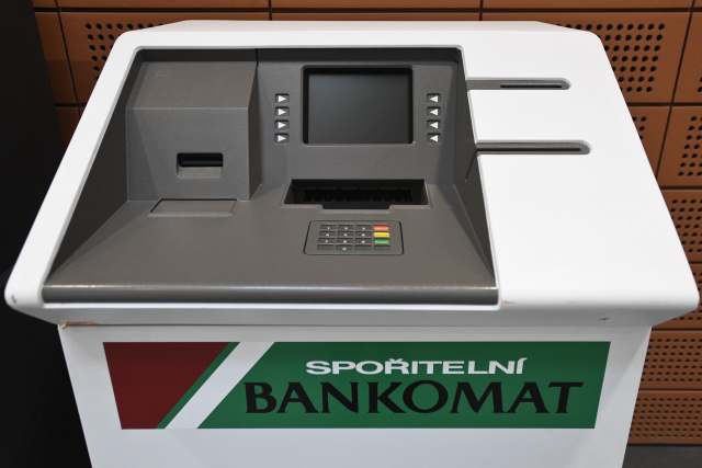 První bankomat v ČR.