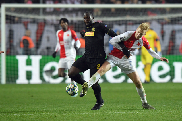 Zleva Romelu Lukaku z Interu a Michal Frydrych ze Slavie.