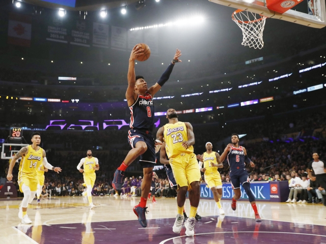 Rui Hachimura z Washingtonu smečuje v utkání proti Lakers.