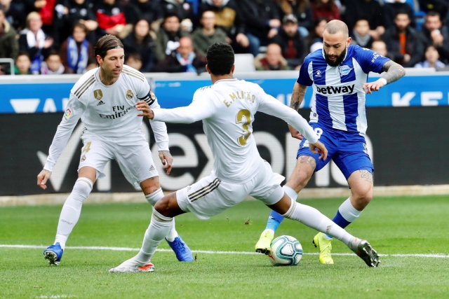 Momentka z utkání Alavésu proti Realu Madrid. Vlevo střelec gólu Sergio Ramos.