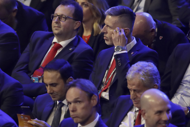 Trenér české fotbalové reprezentace Jaroslav Šilhavý (vpravo) při losu.