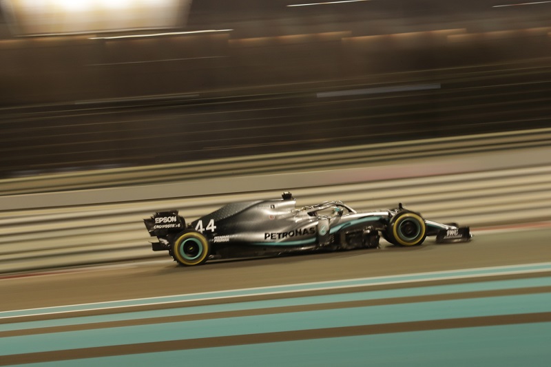 Hamilton se s mistrovskou sezonou rozloučil triumfem v Abú Zabí.