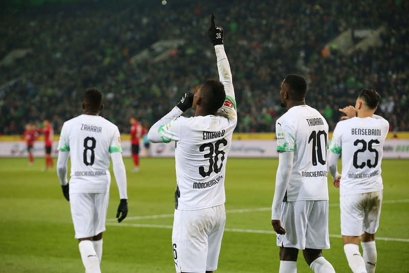 Mönchengladbach uhájil první místo v německé fotbalové lize díky vítězství 4:2 nad Freiburgem. 