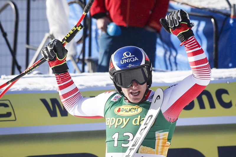 Úvodní superobří slalom Světového poháru vyhrál v Lake Louise Rakušan Matthias Mayer a po třech stříbrech v Kanadě se dočkal prvenství. 